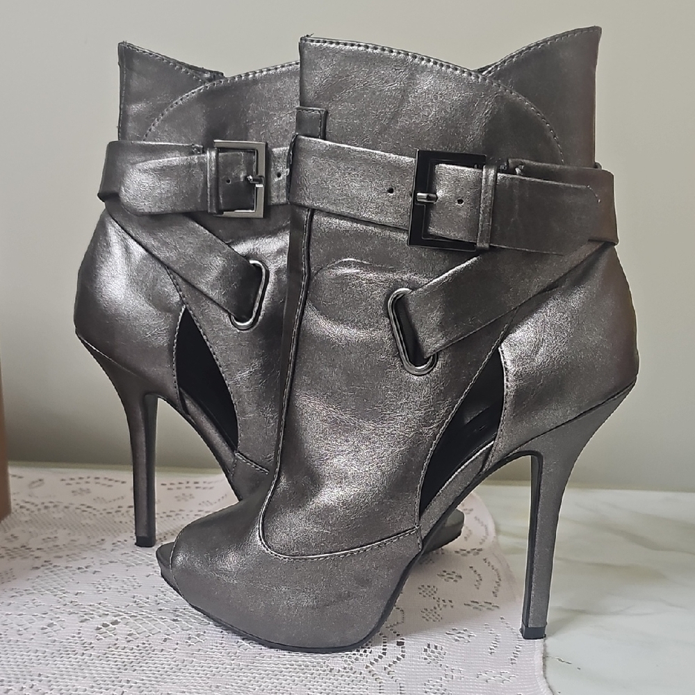 Elegant Metallic Women's Heeled Boots